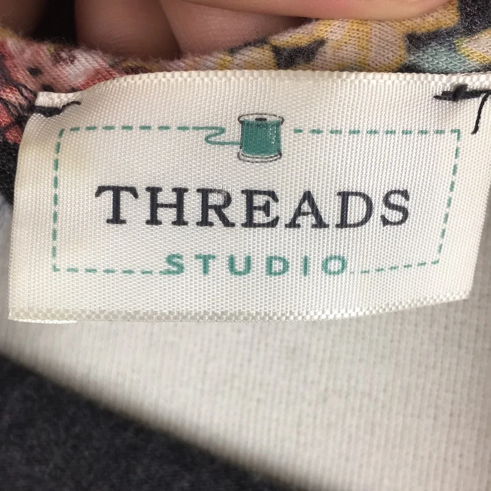 3/$15 Threads Studio Raglan Tee Gray Floral M - Picture 5 of 7